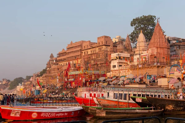 Varanasi Ghats Barevné Dasashwamedh Ghat Loděmi Řece Gangy Varanasi Indie — Stock fotografie