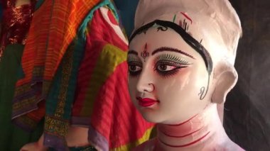 Delhi, Hindistan 'da tanrıça Durga idolü yapmak. Bu putlar, Batı Bengal 'in en büyük festivali olan Navratri Festivali sırasında Durga puja için yapılmıştır. Özellikle Hindistan 'ın Batı Bengal eyaletlerinde ve Hindistan' ın geri kalanında popülerdir.