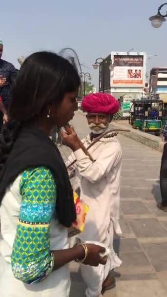 Velho Rajasthani Artista Masculino Tocando Sarangi Guitarra Regional Indiana Para — Vídeo de Stock