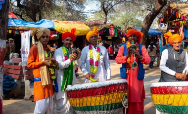 FARIDABAD, HARYANA / INDIA - Şubat 2020: Surajkund Sanat Fuarına katılan farklı devletten Hintli erkek portresi