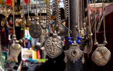 Surajkund Zanaat Fuarında Bangles, Earings ve boyunsuz Etnik Hint Mücevherleri de dahil