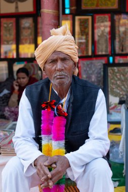 FARIDABAD, HARYANA / INDIA - Şubat 2020: Surajkund Sanat Fuarına katılan farklı devletten Hintli erkek portresi