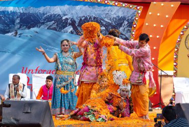 FARIDABAD, HARYANA / INDIA - Şubat 2020: Surajkund Sanat Fuarında Shree Krishna Leela holi dansı yapan genç Hintli sanatçılar