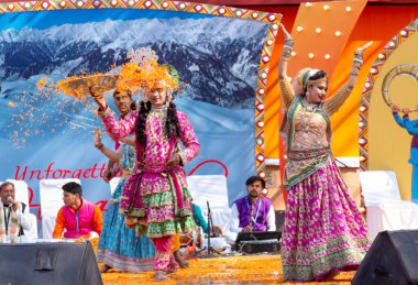 FARIDABAD, HARYANA / INDIA - Şubat 2020: Surajkund Sanat Fuarında Shree Krishna Leela holi dansı yapan genç Hintli sanatçılar