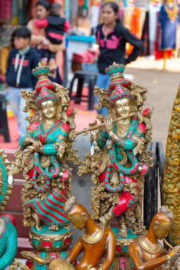 Hindu tanrısının pirinç ürünleri ve Surajkund Sanat Fuarı 'nda satışa sunulan diğer dekoratif ürünler.