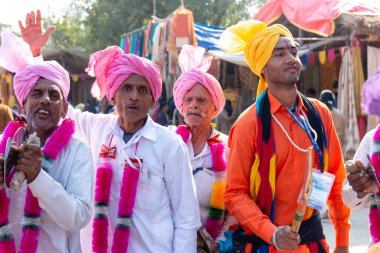 FARIDABAD, HARYANA / INDIA - Şubat 2020: Surajkund Sanat Fuarına katılan farklı devletten Hintli erkek portresi