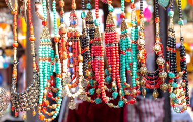 Surajkund Zanaat Fuarında Bangles, Earings ve boyunsuz Etnik Hint Mücevherleri de dahil