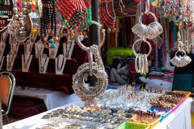 Surajkund Zanaat Fuarında Bangles, Earings ve boyunsuz Etnik Hint Mücevherleri de dahil