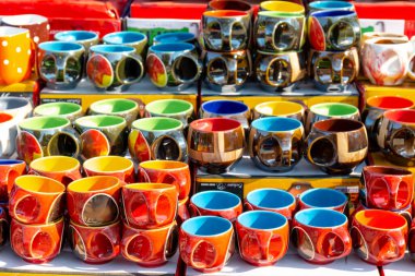Seramik fincan ve çay tabakları Surajkund Sanat Fuarında