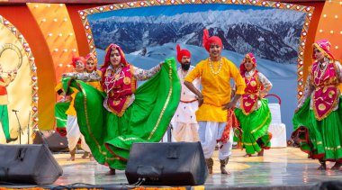FARIDABAD, HARYANA / INDIA - Şubat 2020: Genç Hintli dansçılar renkli elbiseler içinde bölgesel / halk dansları yapıyorlar