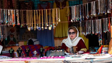 FARIDABAD, HARYANA / INDIA - Şubat 2020: Surajkund Sanat Fuarı 'nda ülkenin etnik mücevherlerini satan Afganistan' lı kadın