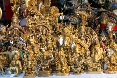 Hindu tanrısının pirinç ürünleri ve Surajkund Sanat Fuarı 'nda satışa sunulan diğer dekoratif ürünler.