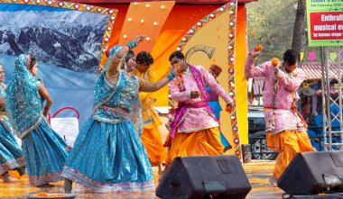 FARIDABAD, HARYANA / INDIA - Şubat 2020: Surajkund Sanat Fuarında Shree Krishna Leela holi dansı yapan genç Hintli sanatçılar