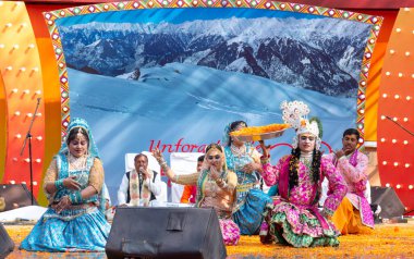 FARIDABAD, HARYANA / INDIA - Şubat 2020: Surajkund Sanat Fuarında Shree Krishna Leela holi dansı yapan genç Hintli sanatçılar
