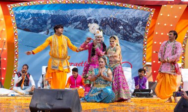 FARIDABAD, HARYANA / INDIA - Şubat 2020: Surajkund Sanat Fuarında Shree Krishna Leela holi dansı yapan genç Hintli sanatçılar