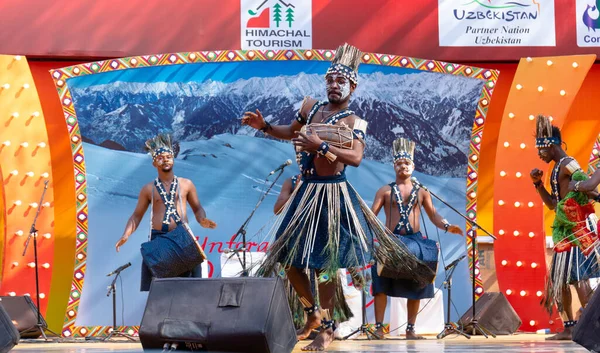 Faridabad Haryana India Φεβρουαριοσ 2020 Αφρικανός Καλλιτέχνης Ερμηνεύει Παραδοσιακό Χορό — Φωτογραφία Αρχείου