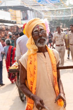 PUSHKAR, RAJASTHAN / INDIA - Kasım 2019: Pushkar Fuarı sırasında Pushkar sokaklarında Hint Sadhu Baba (Hint Keşişi) portresi