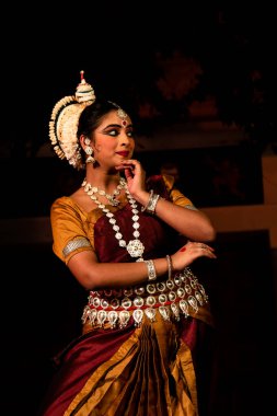 Hint kızları Kasım 2019 'da Pushkar, Rajasthan' da düzenlenen Pushkar Camel Fuarı 'nda Odisha State' in klasik Odissi dans formunu icra ediyorlar.