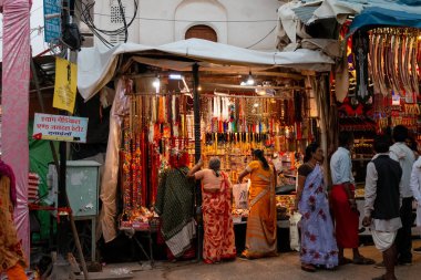 Pushkar Camel Fair, Rajasthan, Hindistan 'ın renkli sokak pazarı.
