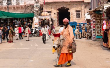 PUSHKAR, RAJASTHAN / INDIA - Kasım 2019: Pushkar Fuarı sırasında Pushkar sokaklarında Hint Sadhu Baba (Hint Keşişi) portresi