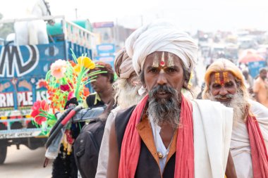 PUSHKAR, RAJASTHAN / INDIA - Kasım 2019: Pushkar Fuarı sırasında Pushkar sokaklarında Hint Sadhu Baba (Hint Keşişi) portresi