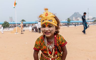 PUSHKAR, RAJASTHAN / INDIA - Kasım 2019: Pushkar Deve Fuarı 'nda Lord Krishna makyajı ve elbise giymiş şirin Hintli türü
