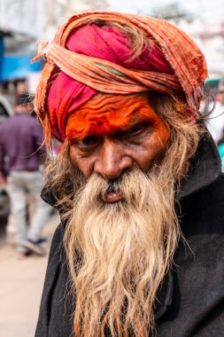 PUSHKAR, RAJASTHAN / INDIA - Kasım 2019: Pushkar Fuarı sırasında Pushkar sokaklarında Hint Sadhu Baba (Hint Keşişi) portresi
