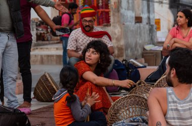 PUSHKAR, RAJASTHAN / INDIA - NOVEMBER 2019: Farklı ülkelerden sanatçıların portresi müzik enstrümanlarına katılarak kültür akşamına katıldı
