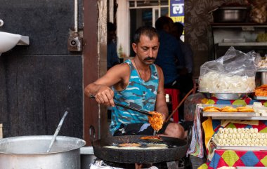 PUSHKAR, RAJASTHAN / INDIA - Kasım 2019: Ünlü deve fuarı sırasında Pushkar 'da tatlı dükkanı (Mela)