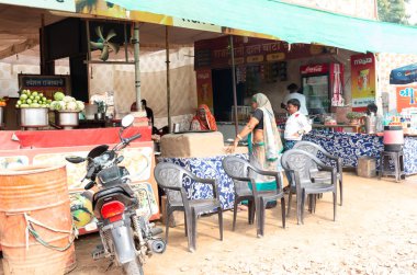 PUSHKAR, RAJASTHAN / INDIA - Kasım 2019: Restoranlarında yemek yiyen turistlere pasta hazırlayan etnik kadın