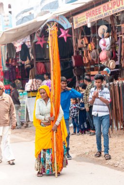 PUSHKAR, RAJASTHAN / INDIA - Kasım 2019: Hintliler ürünlerini fuar pazarında satıyorlar