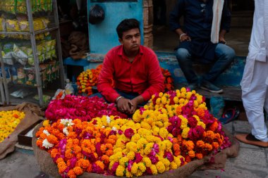 PUSHKAR, RAJASTHAN / INDIA - Kasım 2019: Pushkar 'da çiçek satıcısı