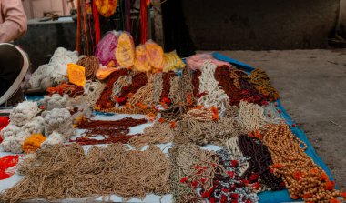 Pushkar Camel Fair, Rajasthan, Hindistan 'ın renkli sokak pazarı.