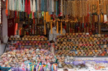 PUSHKAR, RAJASTHAN / INDIA - Kasım 2019: Pulkar Fuarındaki renkli Hint Bileziği Dükkanı