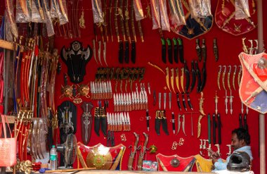 PUSHKAR, RAJASTHAN / INDIA - Kasım 2019: Hintliler ürünlerini fuar pazarında satıyorlar