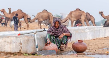 PUSHKAR, RAJASTHAN / INDIA - Kasım 2019: Pushkar Deve Fuarında Hintli Kadın Portresi