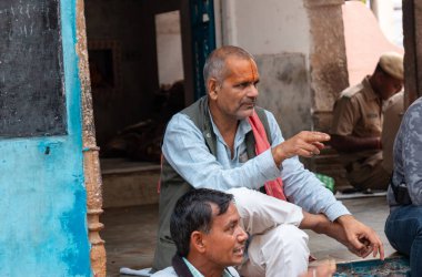 PUSHKAR, RAJASTHAN / INDIA - Kasım 2019: Hintliler ürünlerini fuar pazarında satıyorlar