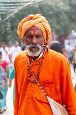PUSHKAR, RAJASTHAN / INDIA - Kasım 2019: Pushkar Fuarı sırasında Pushkar sokaklarında Hint Sadhu Baba (Hint Keşişi) portresi