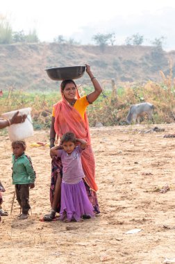 PUSHKAR, RAJASTHAN / INDIA - Kasım 2019: Pushkar Deve Fuarı 'nda develi genç ve güzel Hintli kadının portresi