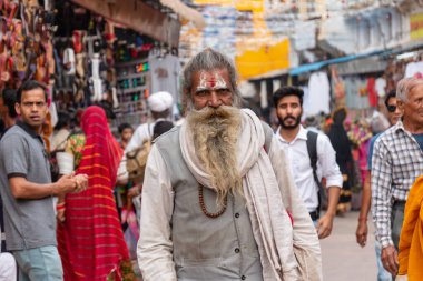 PUSHKAR, RAJASTHAN / INDIA - Kasım 2019: Pushkar Fuarı sırasında Pushkar sokaklarında Hint Sadhu Baba (Hint Keşişi) portresi