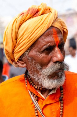 PUSHKAR, RAJASTHAN / INDIA - Kasım 2019: Pushkar Fuarı sırasında Pushkar sokaklarında Hint Sadhu Baba (Hint Keşişi) portresi