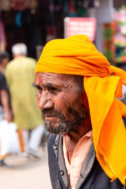 PUSHKAR, RAJASTHAN / INDIA - Kasım 2019: Pushkar Fuarı sırasında Pushkar sokaklarında Hint Sadhu Baba (Hint Keşişi) portresi