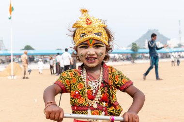 PUSHKAR, RAJASTHAN / INDIA - Kasım 2019: Pushkar Deve Fuarı 'nda Lord Krishna makyajı ve elbise giymiş şirin Hintli türü