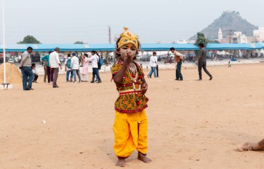 PUSHKAR, RAJASTHAN / INDIA - Kasım 2019: Pushkar Deve Fuarı 'nda Lord Krishna makyajı ve elbise giymiş şirin Hintli türü