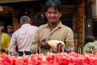 PUSHKAR, RAJASTHAN / INDIA - Kasım 2019: Hintliler ürünlerini fuar pazarında satıyorlar
