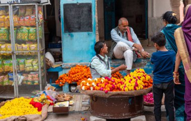 PUSHKAR, RAJASTHAN / INDIA - Kasım 2019: Pushkar 'da çiçek satıcısı