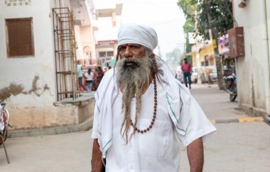 PUSHKAR, RAJASTHAN / INDIA - Kasım 2019: Pushkar Fuarı sırasında Pushkar sokaklarında Hint Sadhu Baba (Hint Keşişi) portresi