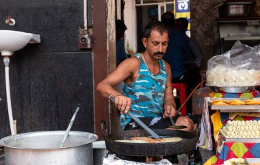 PUSHKAR, RAJASTHAN / INDIA - Kasım 2019: Ünlü deve fuarı sırasında Pushkar 'da tatlı dükkanı (Mela)