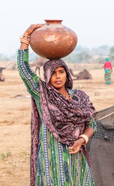 PUSHKAR, RAJASTHAN / INDIA - Kasım 2019: Pushkar Deve Fuarında Hintli Kadın Portresi