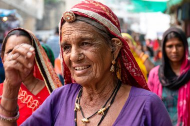 PUSHKAR, RAJASTHAN / INDIA - Kasım 2019: Pushkar Deve Fuarında Hintli Kadın Portresi